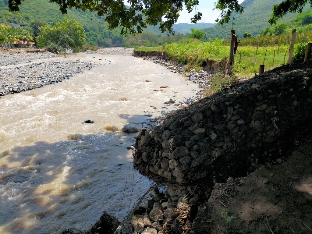 Cuando llegamos, las lluvias se había ido, pero llevándose la senda proxima al río