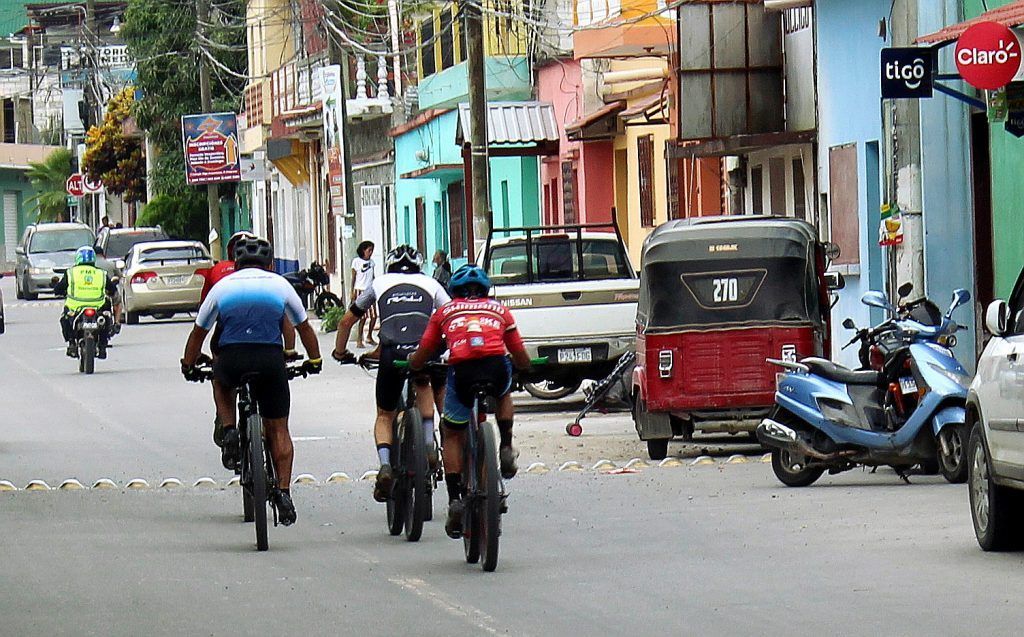 Grupo de cabeza rodando a buen ritmo por las calles de Guastatoya