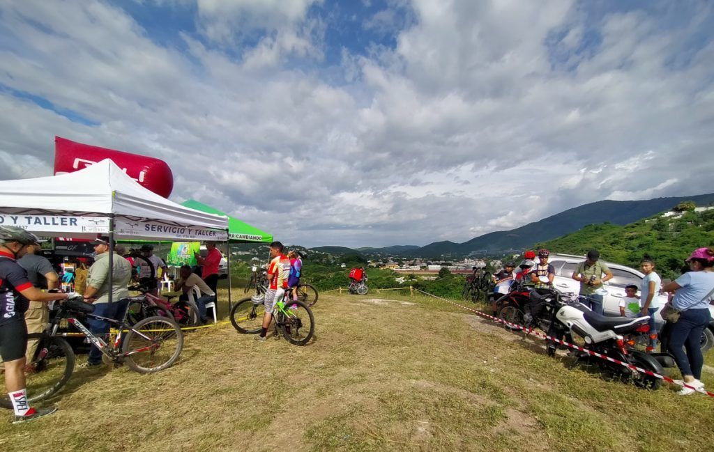 Panorámica desde el circuito con la ciudad al fondo