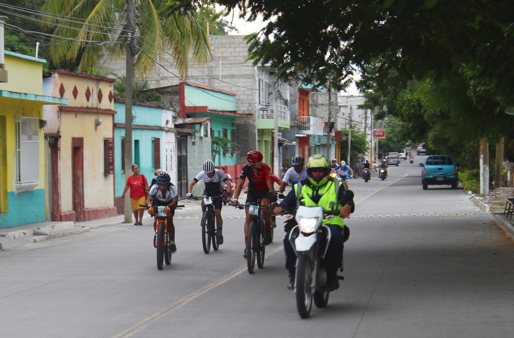Pelotón ciclista en las calles de Guastatoya