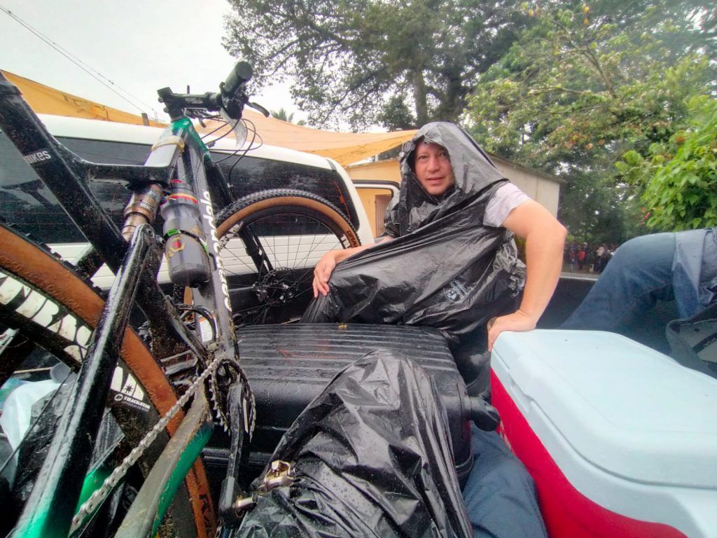 Así hicimos el regreso en la palangana (caja) de la pickup. El medio de transporte mejor que tiene los vecinos