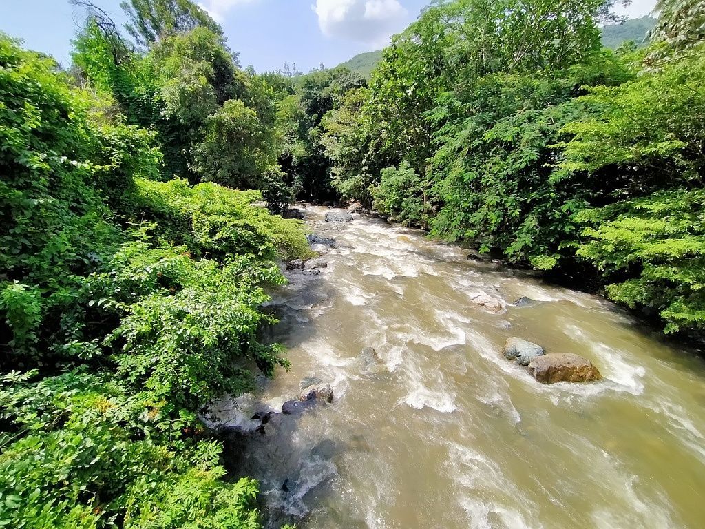 La crecida del río Hato oculta las piscinas naturales en Puerta de Golpe