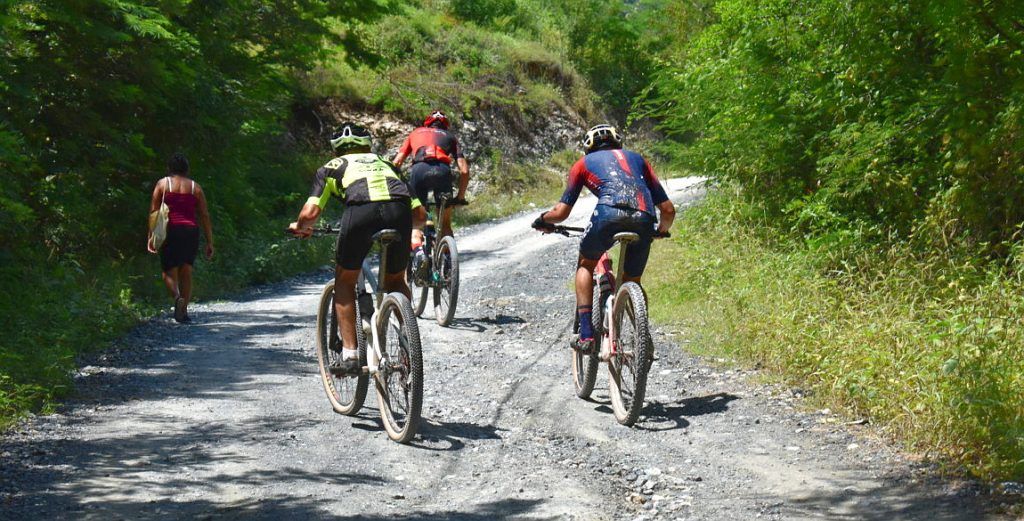 El recorrido no ofrece grandes dificultades, aunque presenta algunos repechos que ponen a prueba las piernas del ciclista