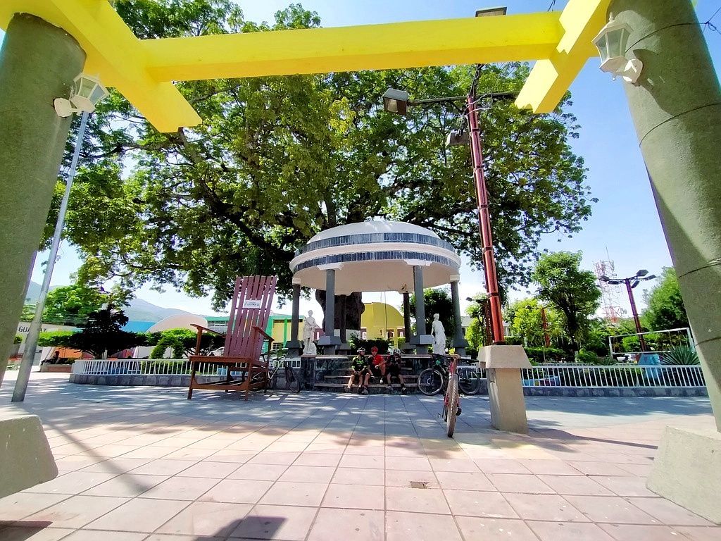 A la sombra de la ceiba en el Parque Central de Guastatoya