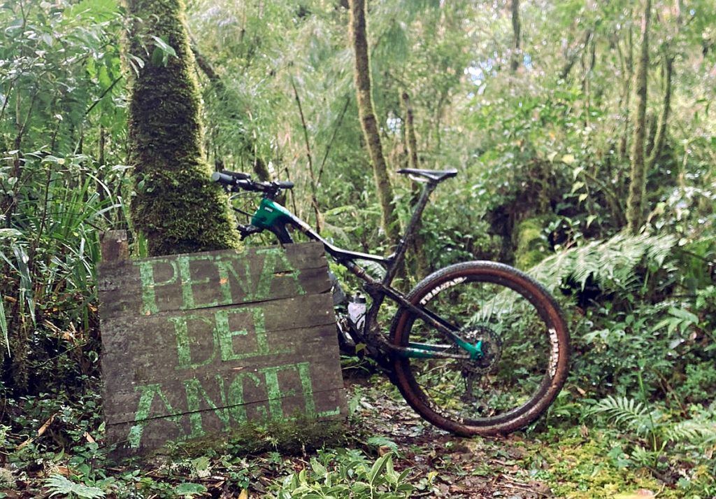 Otra imagen de la bicicleta detrás del cartel que indica el acceso a la Peña del Ángel