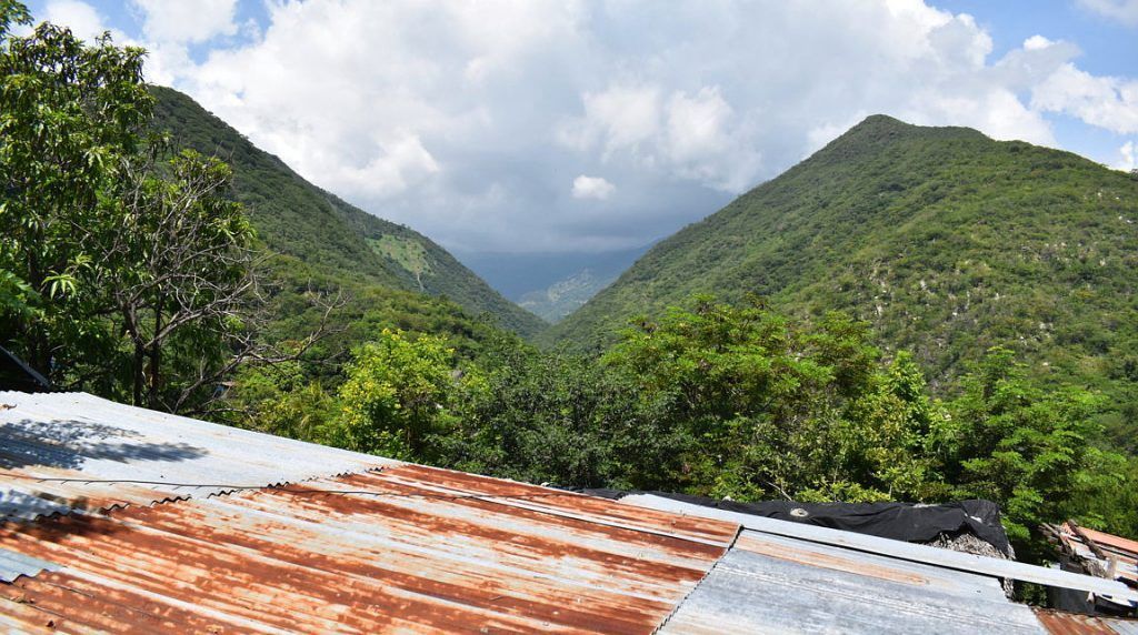 Aunque la Sierra de las Minas no tiene origen volcánico, en su entorno pueden verse montañas cónicas