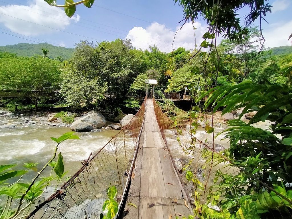 Puente de Hamaca sobre el río Hato en Puerta de Golpe