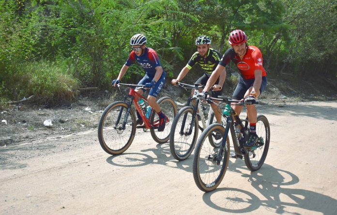 Wiliam, Anderson y Brandán en la Ruta Guastatoya - Sierra de las Minas