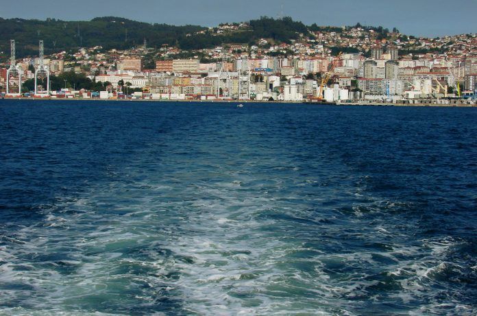 La ciudad de Vigo vista desde el barco de Cangas
