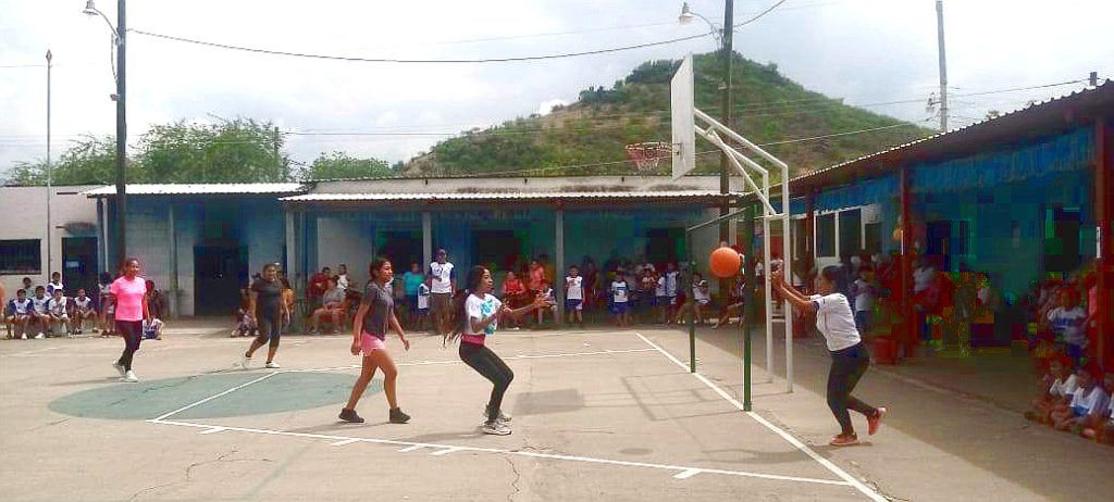 Alumnas del centro jugando al básquet o baloncesto