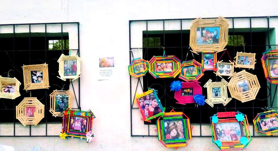 Exposición de bellas manualidades realizadas por alumnos de la escuela