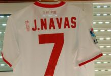 Consigue las camisetas de Jesús Navas y J. A. Reyes